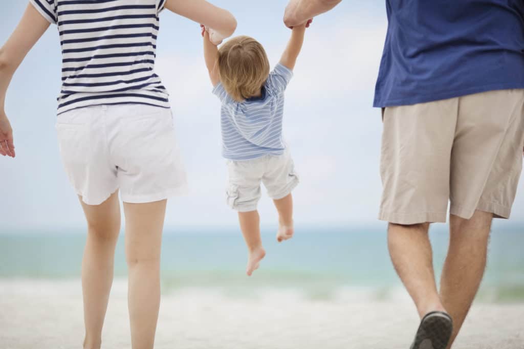 Счастливая семья. Совместное времяпровождение родителей и детей. Parents and children relationships. Единственный ребенок в семье. Радостная мама с ребенком.